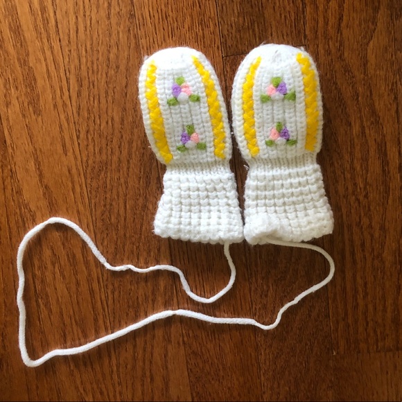 Tiny pair of vintage warm woolen mittens - Picture 1 of 6